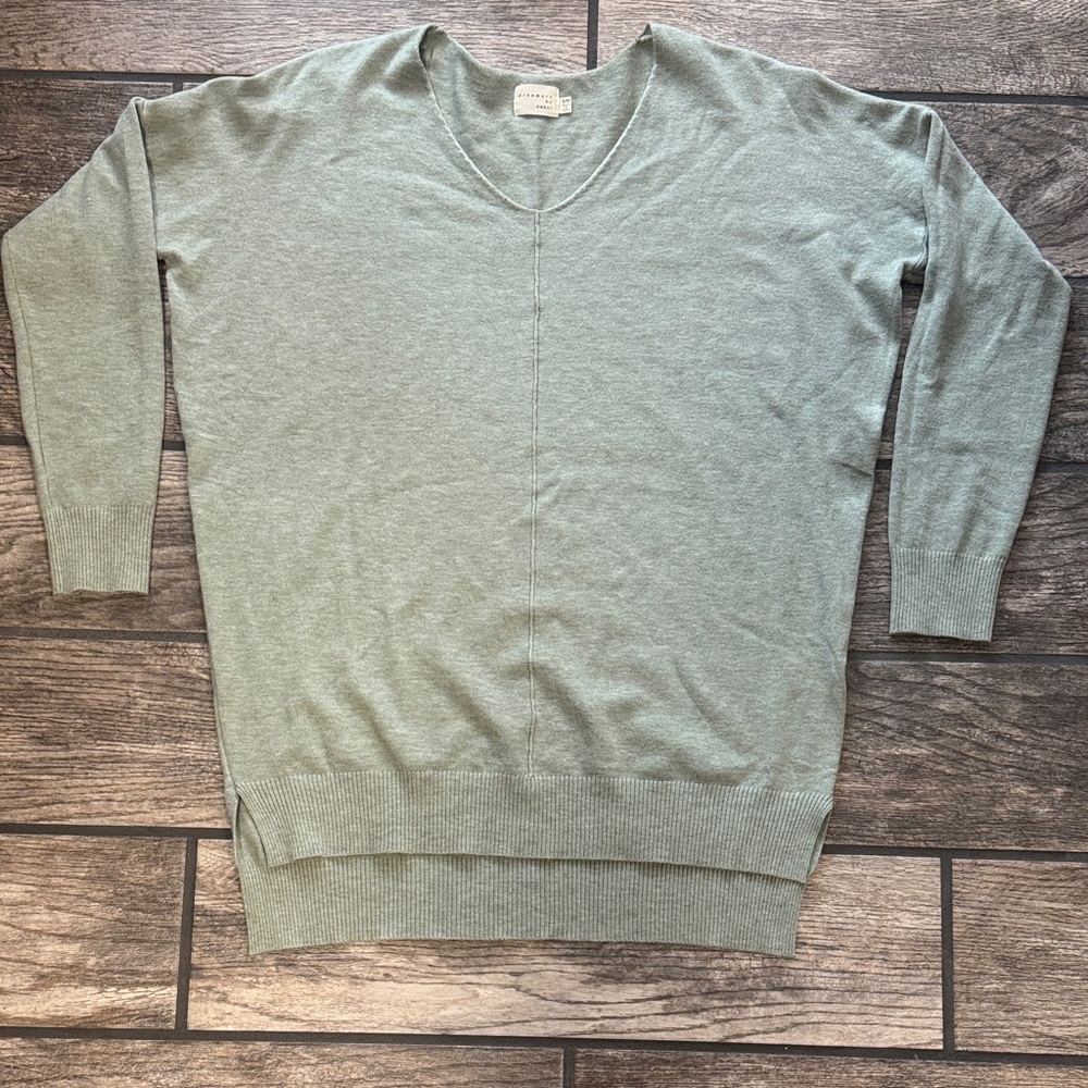 Dreamers by Debut S/M Light Sage V-Neck Long Sleeve Sweater